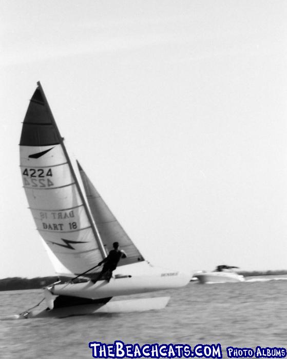 Jeg vasker mit tøj Miniature Måltid Dart 18, single hand trap hull flyin' action :: Catamaran Sailboats at  TheBeachcats.com