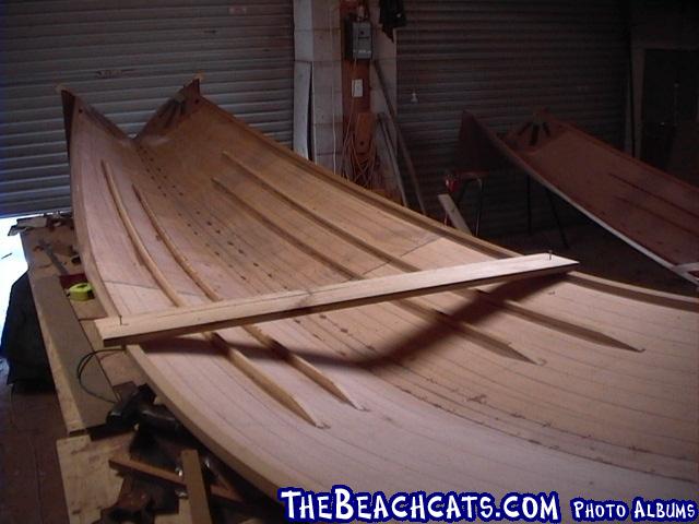 pic009-Stitch together the hull sides and keel panel with wire copper wire.