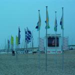 The video-wall allowed the public to follow the races live from the beach.